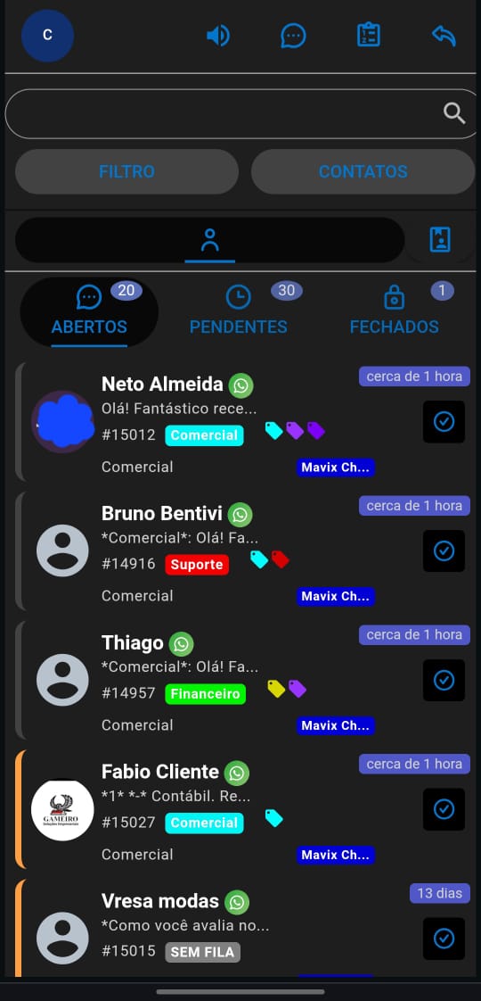 Equipe de atendimento ao cliente colaborando